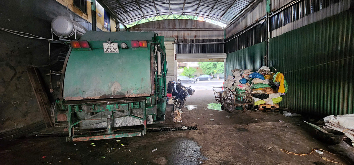 Mùi hôi thối từ rác và nước gỉ rác khiến khu vực bến Phà bị ô uế, ô nhiễm.