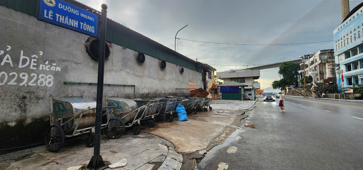 Xung quanh bến phà cũng đã bị tận dụng làm điểm tập kết xe rác.