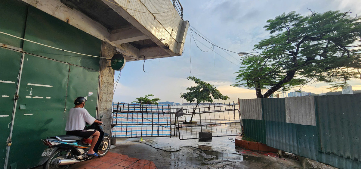 Những năm gần đây, chính quyền Hạ Long đã giải toả quán nhậu và bịt kín các lối vào trong bến phà để chờ nghiên cứu, bảo tồn, phát triển chứng nhân lịch sử vùng đất mỏ. Tuy nhiên, nhiều người dân vẫn thường trèo rào vào để câu cá, tắm biển.