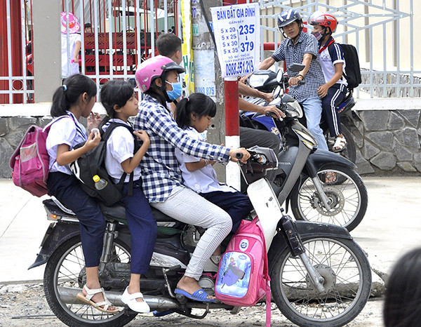 Khi nào được phép chở 3 người bằng xe máy? Khi nao duoc phep cho 3 nguoi bang xe may?