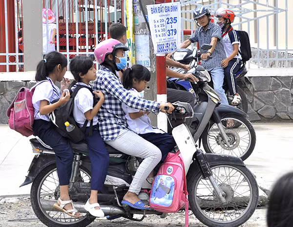 Khi nao duoc phep cho 3 nguoi bang xe may?