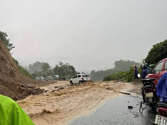 Tinh hinh giao thong Quoc lo 6 - doc Cun the nao?