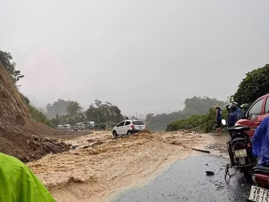 Tinh hinh giao thong Quoc lo 6 - doc Cun the nao?