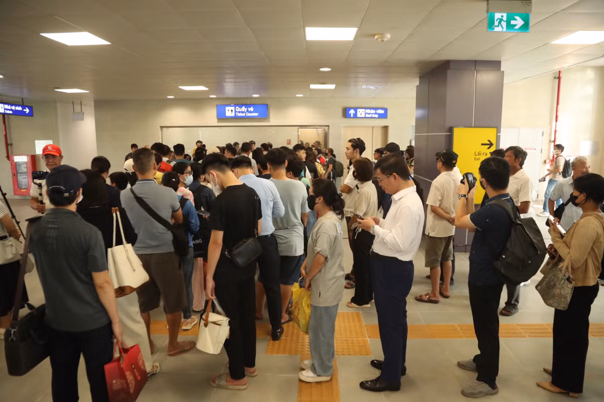 Từ sáng sớm đã có rất nhiều người dân đến để trải nghiệm tàu điện Nhổn - Ga Hà Nội.
