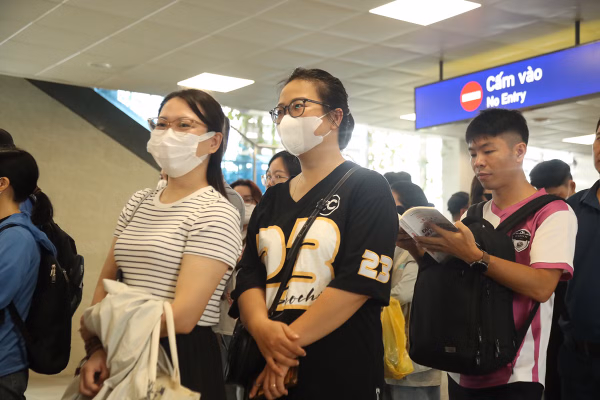 Hành khách xếp hàng nhận vé tại các nhà ga.