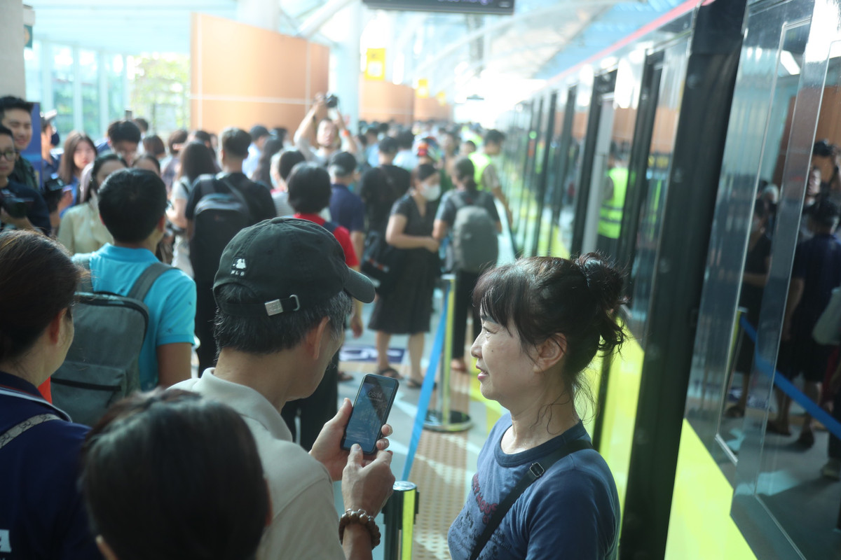 Ngay sáng đầu tiên đã có hàng nghìn người đến trải nghiệm tuyến tàu điện mới này.