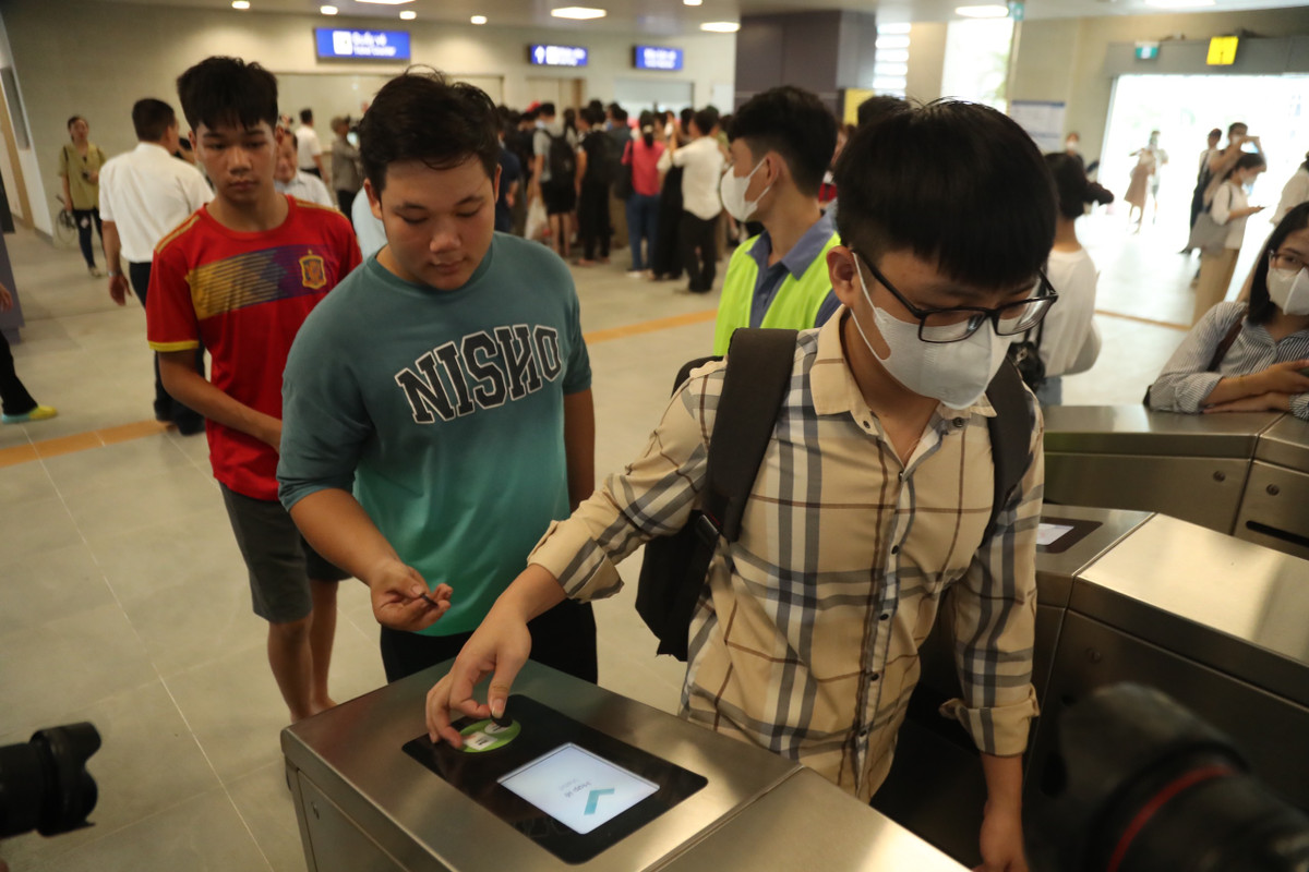 Chuyến tàu đầu tiên khởi hành lúc 8h đã có rất nhiều hành khách di chuyển.