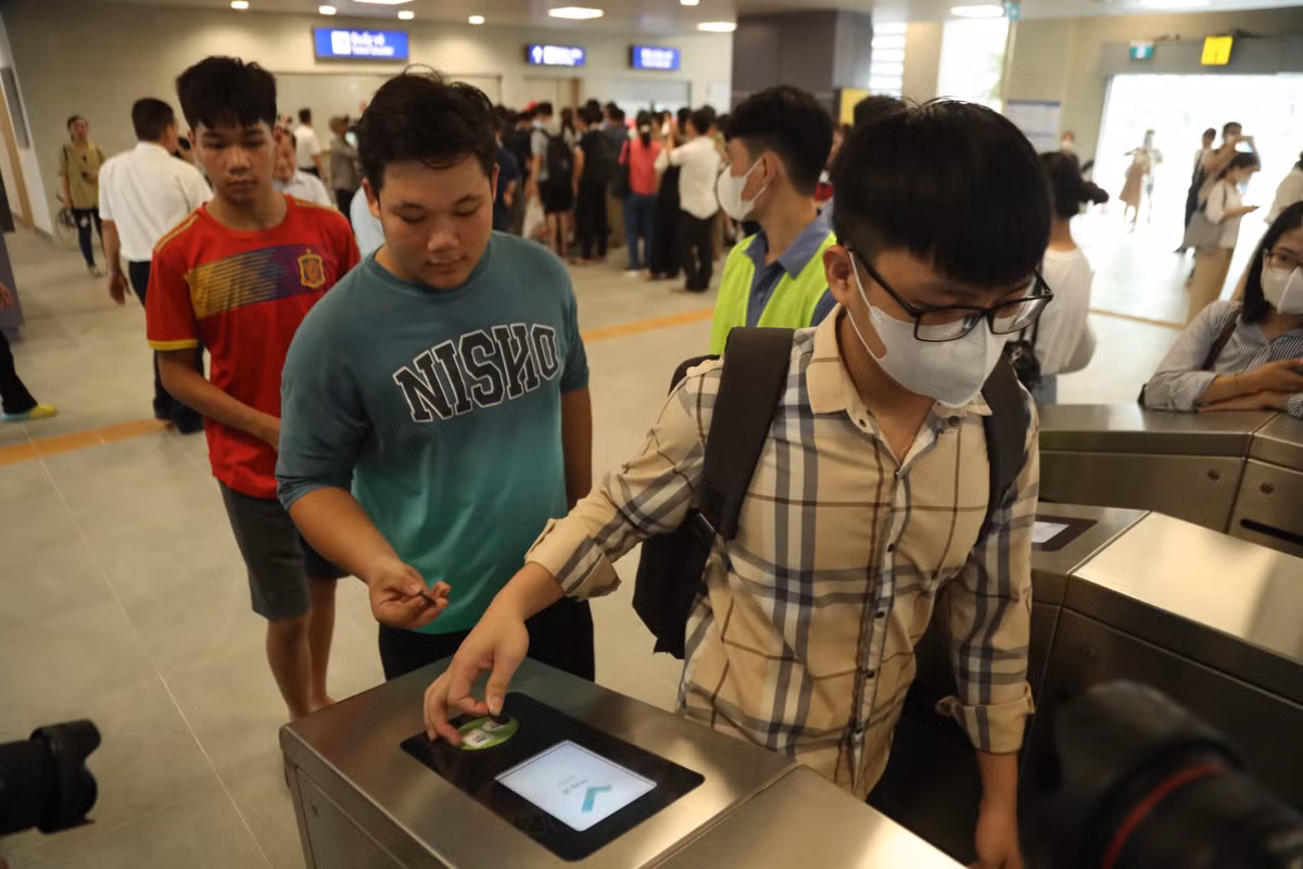 Chuyến tàu đầu tiên khởi hành lúc 8h đã có rất nhiều hành khách di chuyển.