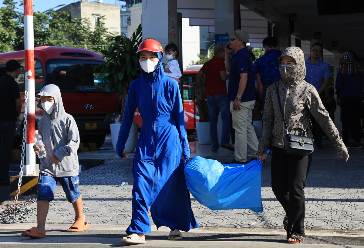 Người dân Hà Nội lỉnh kỉnh đồ đạc để nghỉ lễ 2/9.