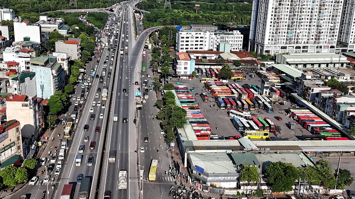 Tại khu vực Bến xe Nước Ngầm cũng diễn ra tình trạng đông đúc.