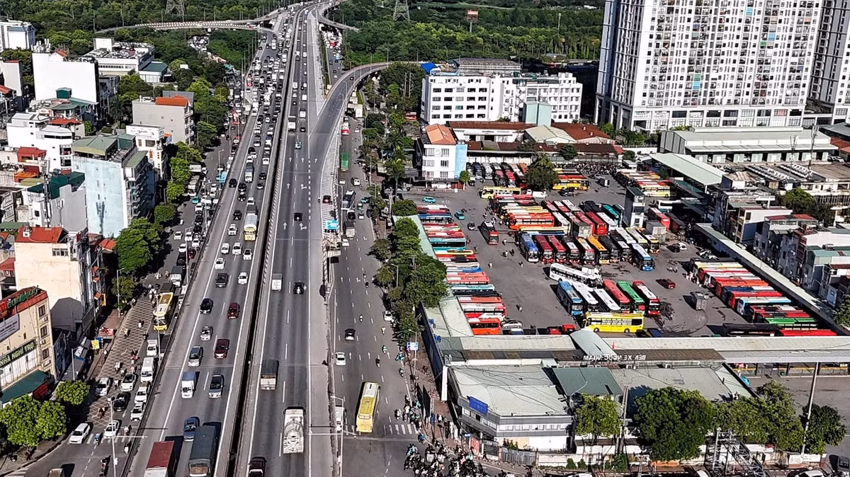 Tại khu vực Bến xe Nước Ngầm cũng diễn ra tình trạng đông đúc.