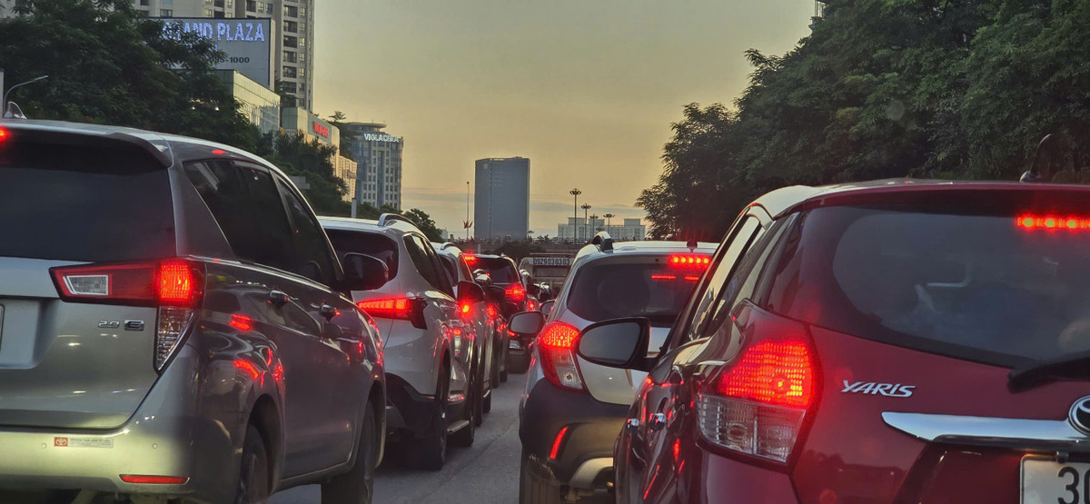Các xe ô tô dường như luôn "đỏ đít" vì di chuyển chậm.