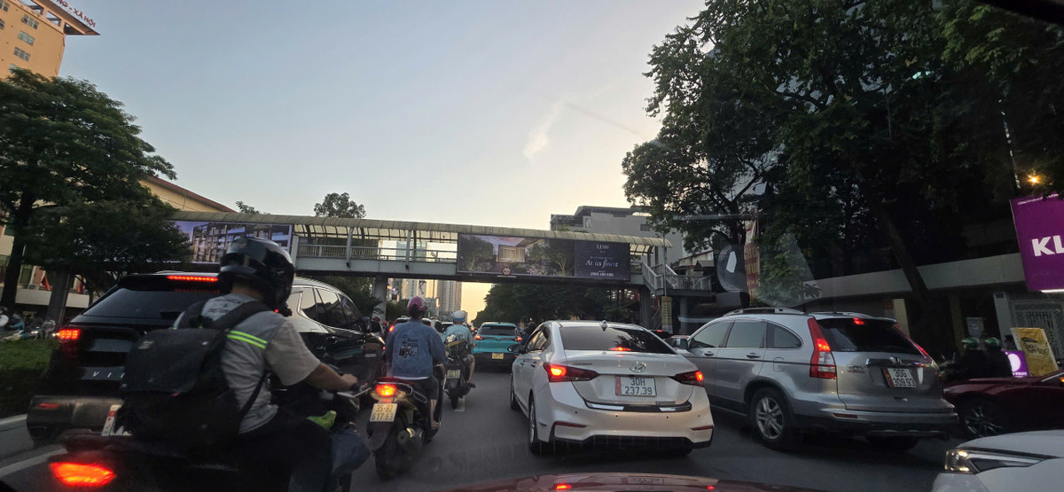 Tuyến đường Nguyễn Chí Thanh - Trần Duy Hưng ùn ứ khi nhiều phương tiện hướng về đường vành đai 3.