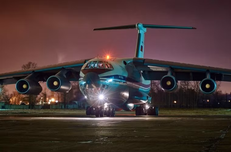 Để bảo vệ hàng hóa trong hành trình bay xa, Il-76 được trang bị hệ thống phòng thủ bao gồm radar cảnh báo, thiết bị gây nhiễu, hệ thống cảnh báo bom, bẫy hồng ngoại và trấu, cùng 2 khẩu súng với 1 radar kiểm soát hỏa lực.