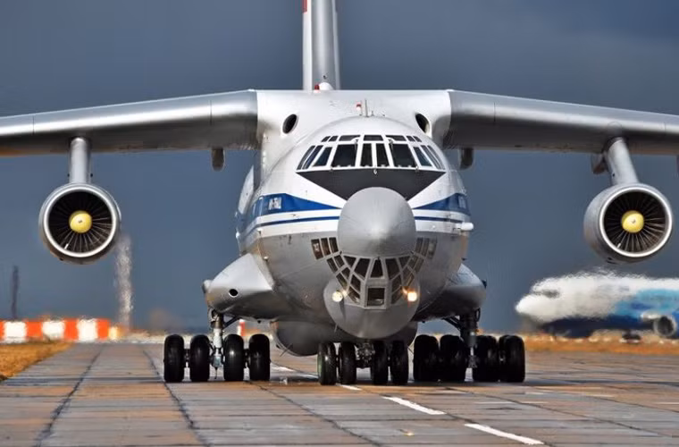 Máy bay có thể vận tải rất nhiều loại vũ khí từ xe tăng, máy bay tới các lính dù cũng như các lực lượng quân đội phục triển khai tác chiến ở xa trường.