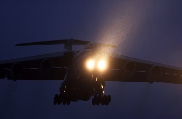 Il-76 gồm có 4 động cơ loại PNPP Aviadvigatel D-30KP, tốc độ tối đa 850 km/h, trần bay 15,5 m, phạm vi hoạt động với 20 tấn hàng hóa 7.300 km, và phạm vi hoạt động với lượng hàng hóa tối đa là 3.650 km.