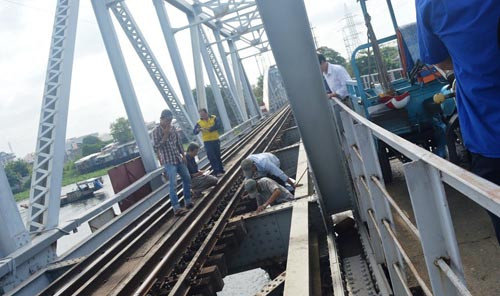 Sa la tram tan mac ket duoi cau Binh Loi-Hinh-3
