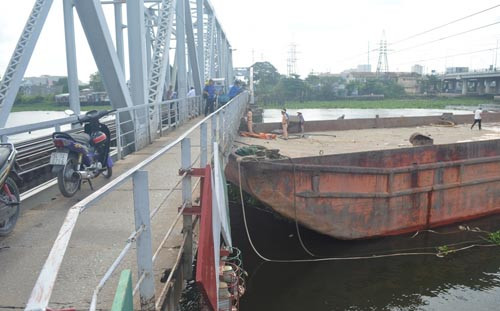 Sa la tram tan mac ket duoi cau Binh Loi