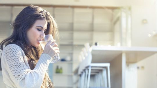 Uống đủ nước Chúng ta đều biết, nước luôn là thành phần giải nhiệt cho cơ thể rất tốt. Mọi người có thói quen uống nước lạnh vào mùa hè. Tuy nhiên, đây là một thói quen không hề tốt. Các phân tử trong nước lạnh bị tích hợp nên rất khó thấm vào các tế bào trong cơ thể. Việc uống nước đúng cách sẽ giúp bạn giải nhiệt tốt hơn. Bạn có thể uống sinh tố hoặc nước detox “điều hòa” cho cơ thể bên cạnh nước lọc.