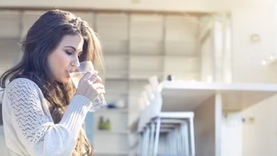 Uống đủ nước Chúng ta đều biết, nước luôn là thành phần giải nhiệt cho cơ thể rất tốt. Mọi người có thói quen uống nước lạnh vào mùa hè. Tuy nhiên, đây là một thói quen không hề tốt. Các phân tử trong nước lạnh bị tích hợp nên rất khó thấm vào các tế bào trong cơ thể. Việc uống nước đúng cách sẽ giúp bạn giải nhiệt tốt hơn. Bạn có thể uống sinh tố hoặc nước detox “điều hòa” cho cơ thể bên cạnh nước lọc.