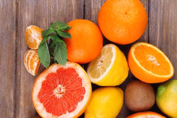 Ăn thực phẩm chứa nhiều nước Vào mùa hè, bạn nên bổ sung thêm các loại rau củ giúp cơ thể “hạ hỏa”. Cà chua, rau diếp, củ cải,… ngăn cơ thể bị mất nước. Ngoài ra, mướp đắng, rau dền giúp cơ thể giải nhiệt và loại bỏ độc tố. Mẹo nhỏ giúp bạn làm mát tức thời là nhai kẹo cao su chứa bạc hà và uống nước cùng lúc.