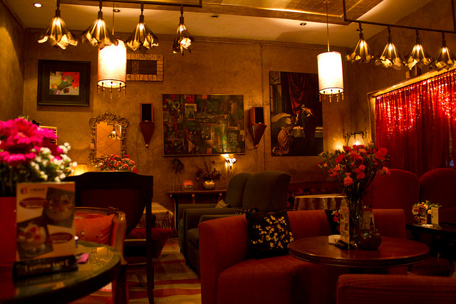 Hạn chế sử dụng thiết bị điện Sử dụng quá nhiều thiết bị điện sẽ cộng thêm vài độ C cho căn nhà vốn đang nóng bức của bạn. Gia đình bạn nên tập trung sinh hoạt trong một căn phòng thay vì trải ra khắp các phòng như mọi khi. Thêm vào đó, hãy lên lịch nấu nướng, dọn dẹp khoa học để tránh phải bật bếp nấu nướng quá nhiều, gây ra sự bức bí không cần thiết. Ngoài ra, bạn nên thay đèn sợi đốt bằng đèn huỳnh quang vì đèn sợi đốt tỏa ra một nhiệt năng rất lớn. Làm tốt các việc này, gia đình bạn sẽ giảm kha khá tiền điện.