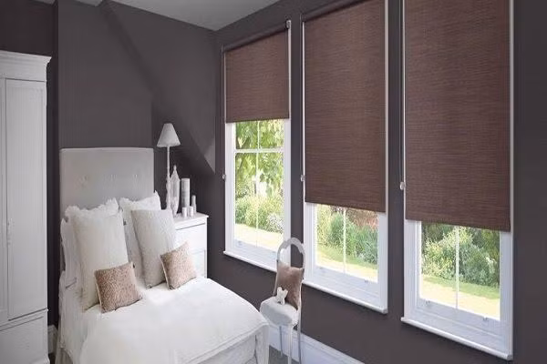 Kéo rèm cửa vào ban ngày Theo một nghiên cứu, 30% nhiệt lượng không muốn đến từ cửa sổ, đặc biệt là những chiếc cửa sổ kính hướng Tây và Nam. Bạn nên kéo hết rèm cửa vào ban ngày và sử dụng rèm màu tối. Việc này sẽ giúp ngôi nhà bạn tránh bức xạ nhiệt từ mặt trời.