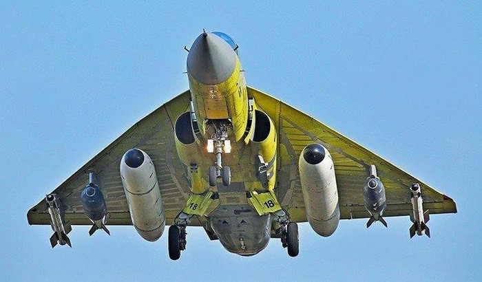 Sự thiếu hụt máy bay chiến đấu như vậy, khiến cho số máy bay hiện có phải thực hiện nhiều nhiệm vụ hơn để hoàn thành công việc tương tự; đồng nghĩa với nó là ít thời gian bảo trì. Đây cũng là nguyên nhân để Ấn Độ đẩy mạnh việc sản xuất máy bay chiến đấu nội địa Tejas và các máy bay Su-30MKI được lắp ráp tại Ấn Độ để bù đắp số lượng máy bay thiếu hụt.