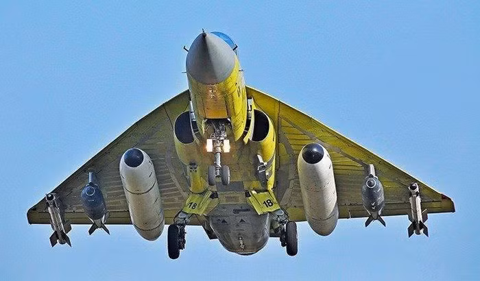 Sự thiếu hụt máy bay chiến đấu như vậy, khiến cho số máy bay hiện có phải thực hiện nhiều nhiệm vụ hơn để hoàn thành công việc tương tự; đồng nghĩa với nó là ít thời gian bảo trì. Đây cũng là nguyên nhân để Ấn Độ đẩy mạnh việc sản xuất máy bay chiến đấu nội địa Tejas và các máy bay Su-30MKI được lắp ráp tại Ấn Độ để bù đắp số lượng máy bay thiếu hụt.