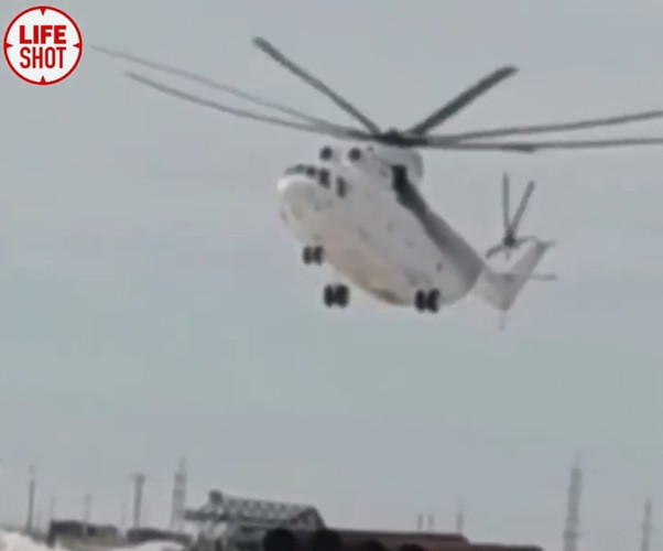 Tuy nhiên trong quá trình hạ cánh, có vẻ như phi công đã thao tác sai khiến chiếc trực thăng Mi-26 bị quệt phần đuôi xuống đất, dẫn đến việc chiếc máy bay nổ tung và cánh quạt bị xé thành từng mảnh.