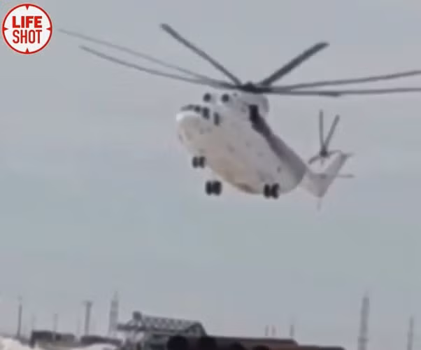 Tuy nhiên trong quá trình hạ cánh, có vẻ như phi công đã thao tác sai khiến chiếc trực thăng Mi-26 bị quệt phần đuôi xuống đất, dẫn đến việc chiếc máy bay nổ tung và cánh quạt bị xé thành từng mảnh.