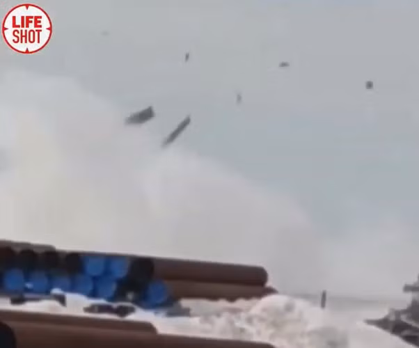 Trực thăng Mi-26 có chiều dài 40,025 m; đường kính rotor 32 m; chiều cao 8,145 m; trọng lượng cất cánh tối đa 56 tấn; tốc độ lớn nhất 295 km/h; tầm bay 1.920 km; trần bay 4.600 m; tải trọng 20 tấn; phi hành đoàn 5 người.