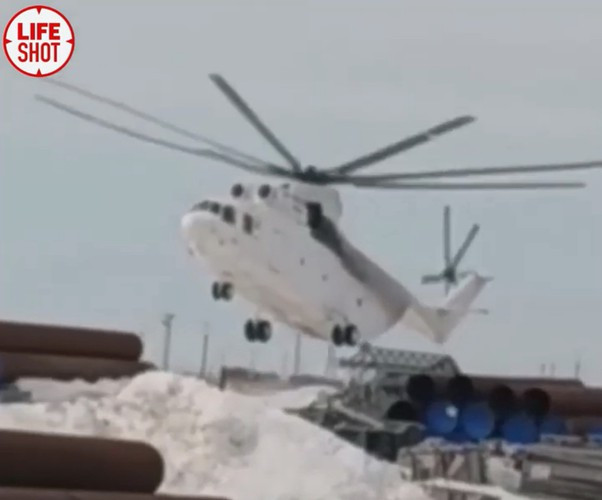 Căn cứ vào hình ảnh được ghi lại, chiếc máy bay trực thăng Mi-26 thực hiện thao tác hạ cánh mà không xuất hiện bất kỳ vấn đề nào có thể nhìn thấy ở động cơ như phi công đã báo cáo.