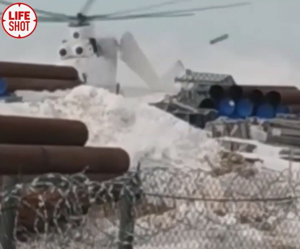 Mil Mi-26 (NATO gọi bằng cái tên Halo) là một máy bay trực thăng vận tải hạng nặng của Nga hoạt động trong cả lĩnh vực quân sự lẫn dân sự. Đây là chiếc trực thăng nặng nhất và mạnh nhất từng được sử dụng.