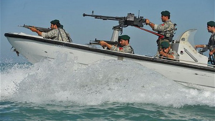 Vì thế, ngoài việc sử dụng để bắn phá các tàu chiến, loại súng này còn là mối đe dọa thường trực của những tiêm kích hạm khi bổ nhào, hoặc các trực thăng trên các chiến hạm.