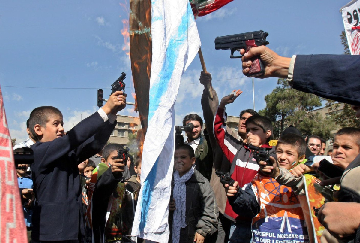 Tại chảo lửa Trung Đông, quan hệ giữa Iran và Israel là mối quan hệ khó có thể dung hòa, khả năng xảy ra chiến tranh giữa hai nước là khá cao. Trong khi đó Syria là đồng minh thân thiết của Iran; trên thực tế, Iran cũng phải giữ vững chính quyền của của Tổng thống al-Assad thân Iran, do Syria như là hàng rào tự nhiên của Iran đối với Israel, có ý nghĩa chiến lược cực kỳ cao đối với Iran.