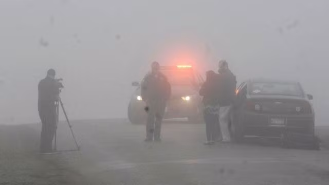 Cảnh sát và nhân viên cứu hộ tới hiện trường vụ máy bay rơi.