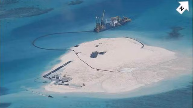 Bộ Ngoại giao Philippines công bố bức ảnh ghi lại cảnh tàu cuốc Trung Quốc hút cát biến bãi đá ngầm Gạc Ma thành đảo nhân tạo.