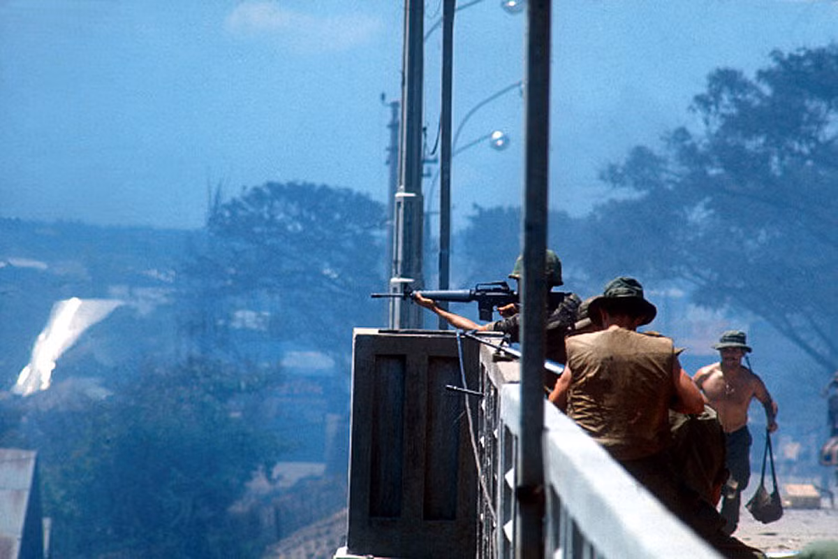 Việc tác chiến trong một thành phố sầm uất với mật độ dân cư đông như Sài Gòn cũng khiến quân Mỹ và đồng minh lúng túng trong viếc phản công do khó có thể phát huy được trọn vẹn ưu thế về hỏa lực pháo và không quân. Nguồn ảnh: Flickr12376.