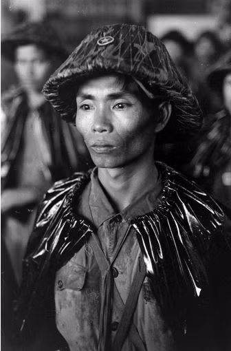 Một chiến sĩ Việt Minh với quốc huy được gắn trên nón trong cuộc tiếp quản Thủ đô. Nguồn ảnh: Life.