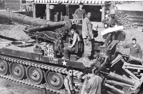 Nguyên nhân được cho là dù có tầm bắn xa tới 34km, thế nhưng pháo tự hành M107 lại nghèo độ chính xác cũng như tốc độ bắn siêu chậm 2 phát/phút. Không những không giành được thắng lợi, trong trận Quảng Trị tháng 3/1972, Mỹ và VNCH đã bị mất 4 khẩu M107 vào tay QĐND Việt Nam. Đến tháng 3-4/1975, quân đội ta bắt thêm được 12 khẩu ở Tây Nguyên và nhiều hơn thế khi giải phóng Sài Gòn. Nguồn ảnh: Warera.