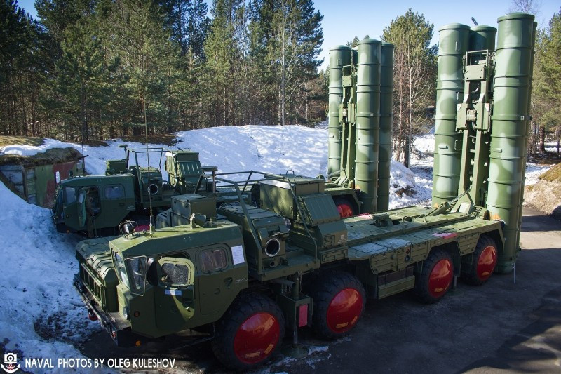 S-400 cùng với S-300 sẽ thiết lập ô phòng không nhiều lớp, bảo đảm an toàn cho khu vực trước mọi mối đe dọa từ trên không. Ảnh: Warspot.