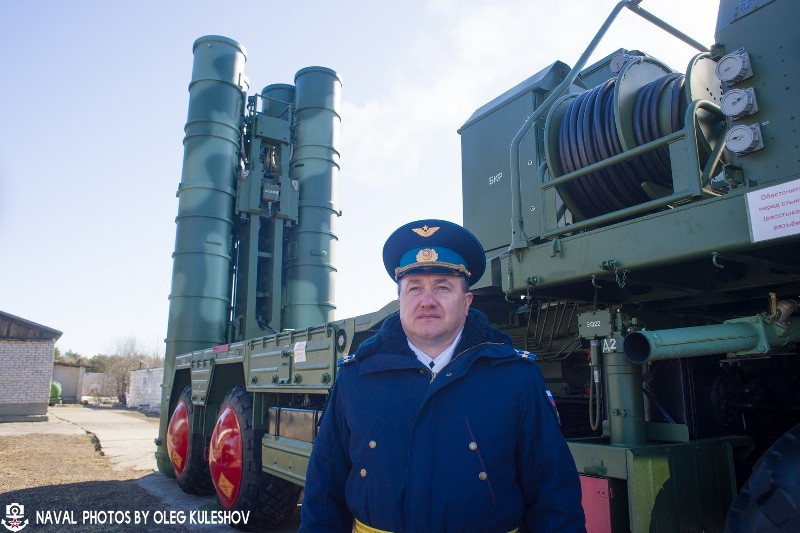 S-400 hiện là hệ thống phòng không mặt đất có tầm bắn xa nhất thế giới. Hệ thống có thể tiêu diệt mục tiêu đường không ở cự ly tới 400 km và có khả năng đánh chặn tên lửa đạn đạo. Ảnh: Warspot.