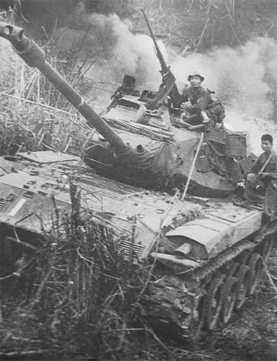Cộng với đó là việc các đơn vị chủ lực của ta "ém" quân quá giỏi, phía Mỹ và Sài Gòn đã không ước lượng được quân số của ta thực sự tham chiến, dẫn đến việc vấp phải nhiều sai lầm mang tính chiến thuật và hậu quả là bị động từ đầu tới cuối. Ảnh: Xe tăng địch bị ta tịch thu và trưng dụng làm phương tiện tiến công đánh lại địch. Nguồn ảnh: SKNC.