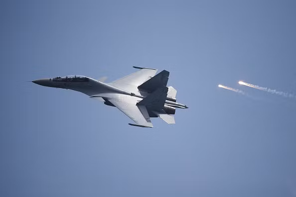 Ngày thứ 3 của triển lãm hàng không lớn nhất châu Á, những động tác nhào lộn độc đáo của Su-30MKM dường như lấn át những chiến đấu cơ khác. Ảnh: Bloomberg.