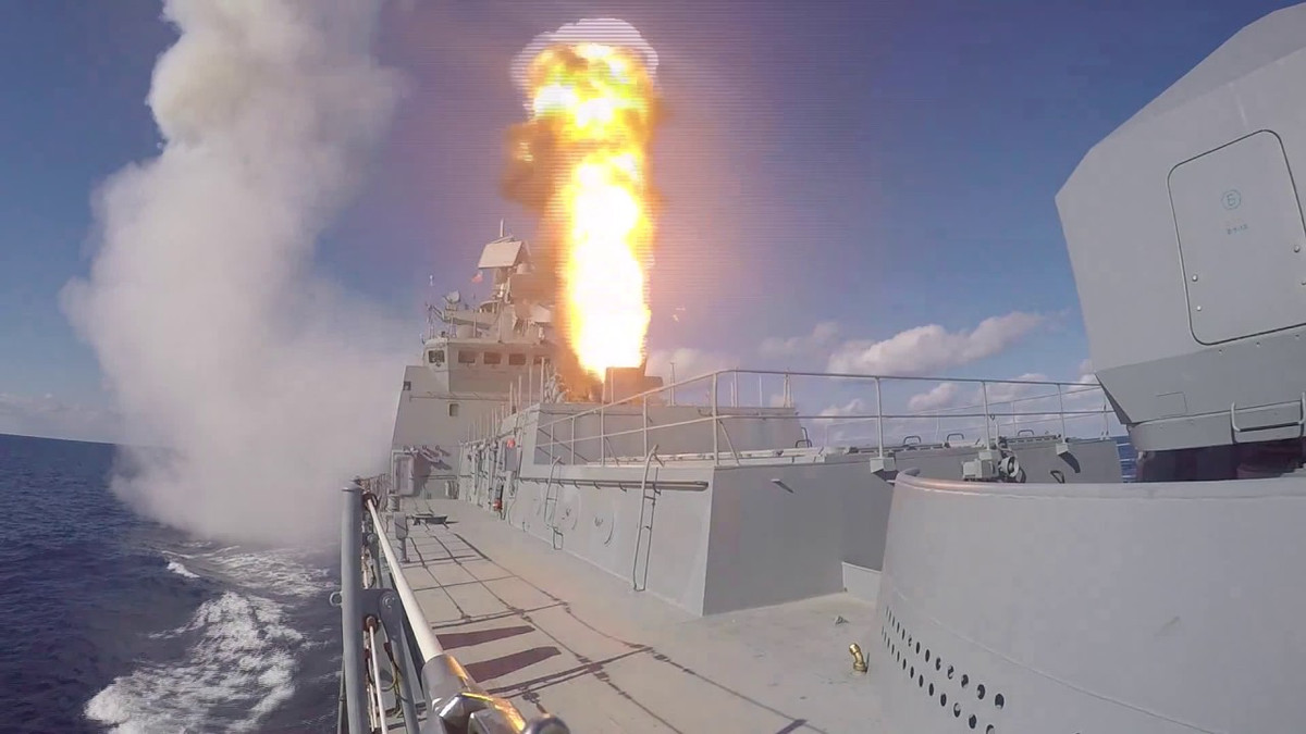Về mặt hỏa lực, tàu chiến Nga được trang bị hệ thống phóng thẳng đứng 16 ống phóng cho phép triển khai kết hợp cả tên lửa hành trình đối đất Kalibr-NK có tầm phóng 2.500km và tên lửa hành trình chống tàu siêu âm P-800 Oniks có tầm bắn 300-500km. Đây là một năng lực mà hầu như các tàu hộ vệ dưới 6.000 tấn hiện nay không thể đảm nhiệm. Ngay cả Mỹ, họ chỉ có thể đem Tomahawk lên các tàu khu trục, tuần dương 10.000 tấn. Nguồn ảnh: Youtube