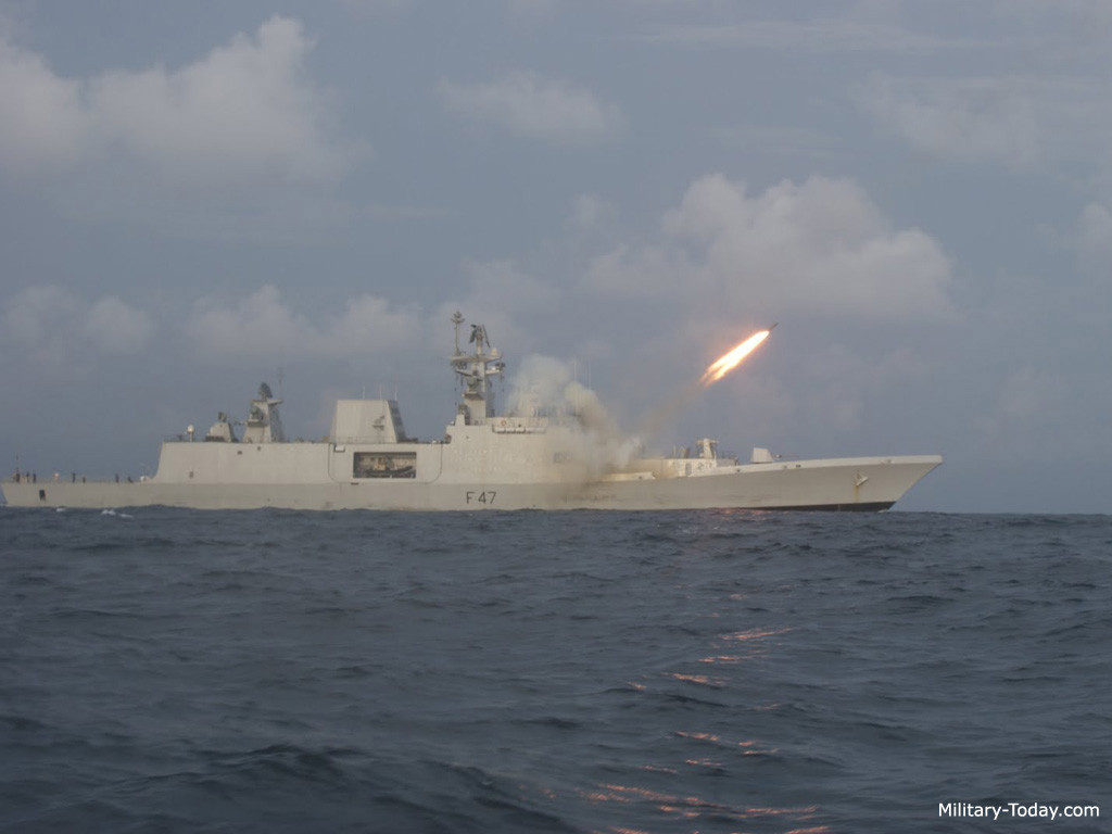 Lớp tàu Shivalik của Ấn Độ. Đây là con tàu hộ vệ sở hữu loại tên lửa chống hạm gần tương đương với P-800 Oniks trên Goshkov. Con tàu sở hữu 8 tên lửa chống hạm siêu âm BRAHMOS được phát triển trên cơ sở Oniks, nhưng lại bị giới hạn tầm bắn chỉ còn 290km, bù lại tốc độ khủng khiếp của nó vẫn được giữ nguyên. Bên cạnh đó, việc chỉ sở hữu hệ thống phòng không tầm trung Shtil-1 cùng radar hạng xoàng cũng khiến nó không thể vươn cao trên bảng xếp hạng. Nguồn ảnh: Military-Today