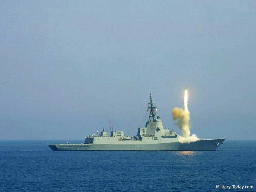 Lớp tàu Alvaro de Bazan của Tây Ban Nha, đây là một trong số ít các tàu hộ vệ trên thế giới được tích hợp hệ thống chiến đấu AEGIS tối mật của Mỹ. Siêu radar AN/SPY-1 trên con tàu có khả năng phát hiện hầu hết mục tiêu trên không ở cách xa tới hơn 300km một cách chính xác tuyệt đối, và kết hợp hoàn hảo với các tên lửa phòng không SM-2MR. Tuy nhiên, tương tự hai lớp tàu trên, nó chỉ có hệ thống tên lửa chống hạm 120km và ngư lôi chống ngầm tầm ngắn 324mm. Nguồn ảnh: Military-Today