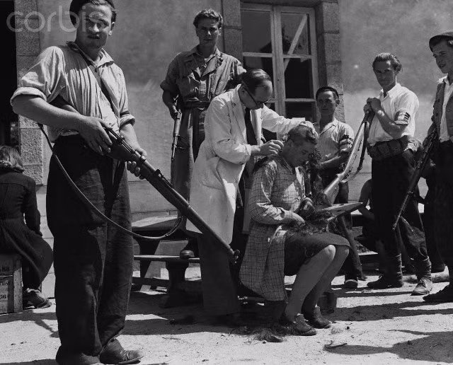 Sau khi giải phóng, lực lượng Kháng chiến Pháp trả thù những người phụ nữ đã có quan hệ với quân Đức trong thời gian nước Pháp bị chiếm đóng bằng cách cạo đầu, mang đi bêu giữa phố. Nguồn ảnh: Pinterest.