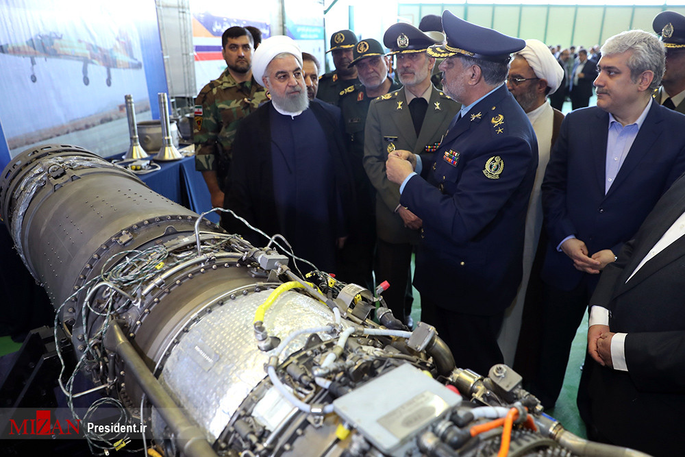 Hình ảnh tổng thống Hassan Rouhani được các tướng lĩnh Iran giới thiệu mẫu động cơ sẽ được trang bị trên dòng tiêm kích Kowsar. Ảnh: Mizan News Agency.